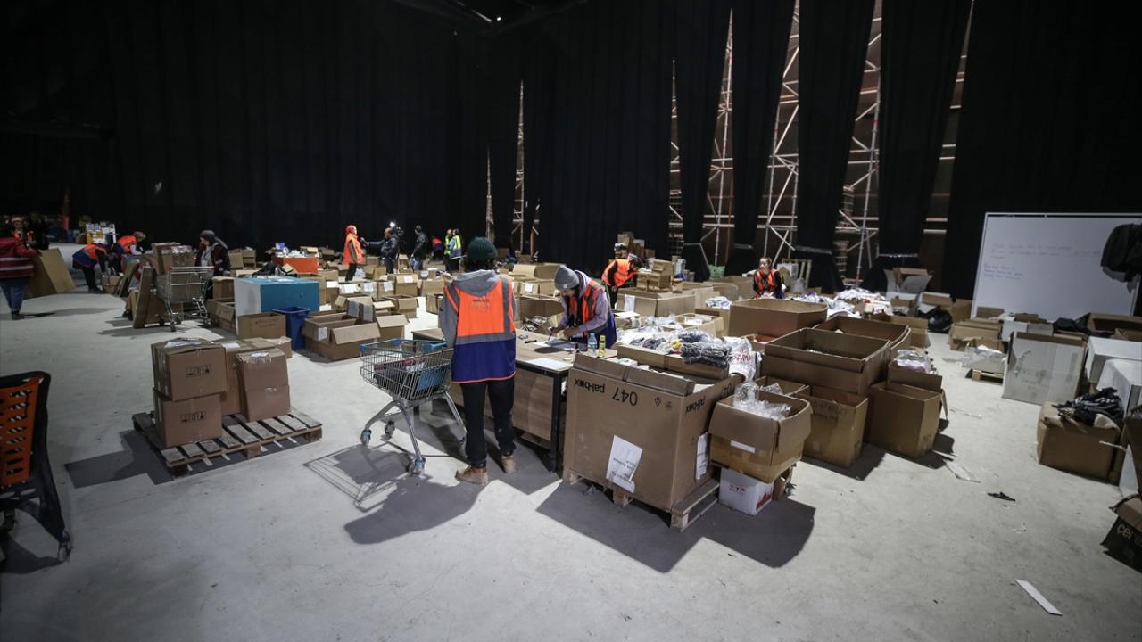 Türkiye'nin dört bir yanından gelen gönüllüler Hataylı depremzedeleri yalnız bırakmıyor