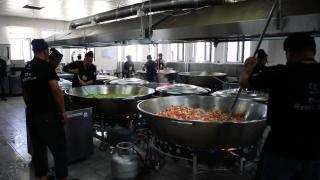 ABD merkezli yardım kuruluşu afet bölgeleri için yemek hazırlayıp dağıtıyor