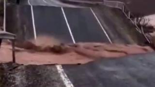 Hilvan-Bozova yolunun bir bölümü selde çöktü