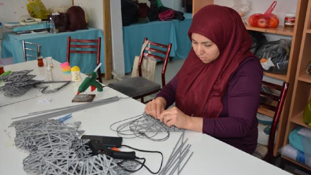 Balıkesir’de gazete kağıdından hediyelik eşya üreten kadınlar Almanya’ya ihracat yaptı