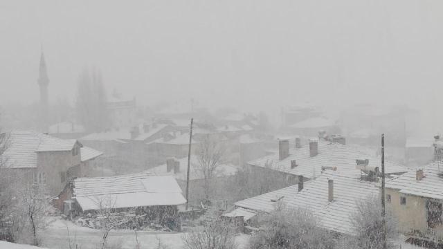Denizli, Mart ayının ortasında yağan karla beyaza büründü