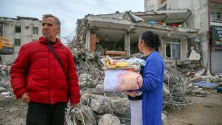 Depremde kaybettiği ailesinin hatıraları için enkazın başında bekliyor