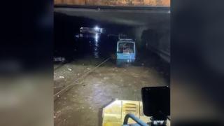 Alt geçitte mahsur kalan otobüs zırhlı araçla kurtarıldı