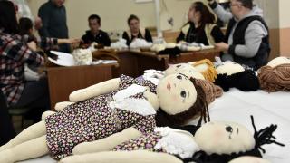 Gümüşhane’de özel gereksinimli çocuklar depremzede çocuklar için bez bebek yapıyor