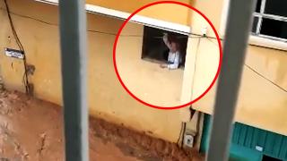 Şanlıurfa'da selde mahsur kalan esnafı balık adamlar kurtardı