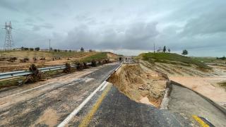 Selin yıktığı yolda tır suya kapıldı