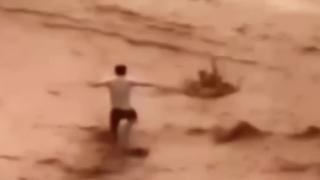 Sele kapılan 2 kişiyi böyle kurtardılar