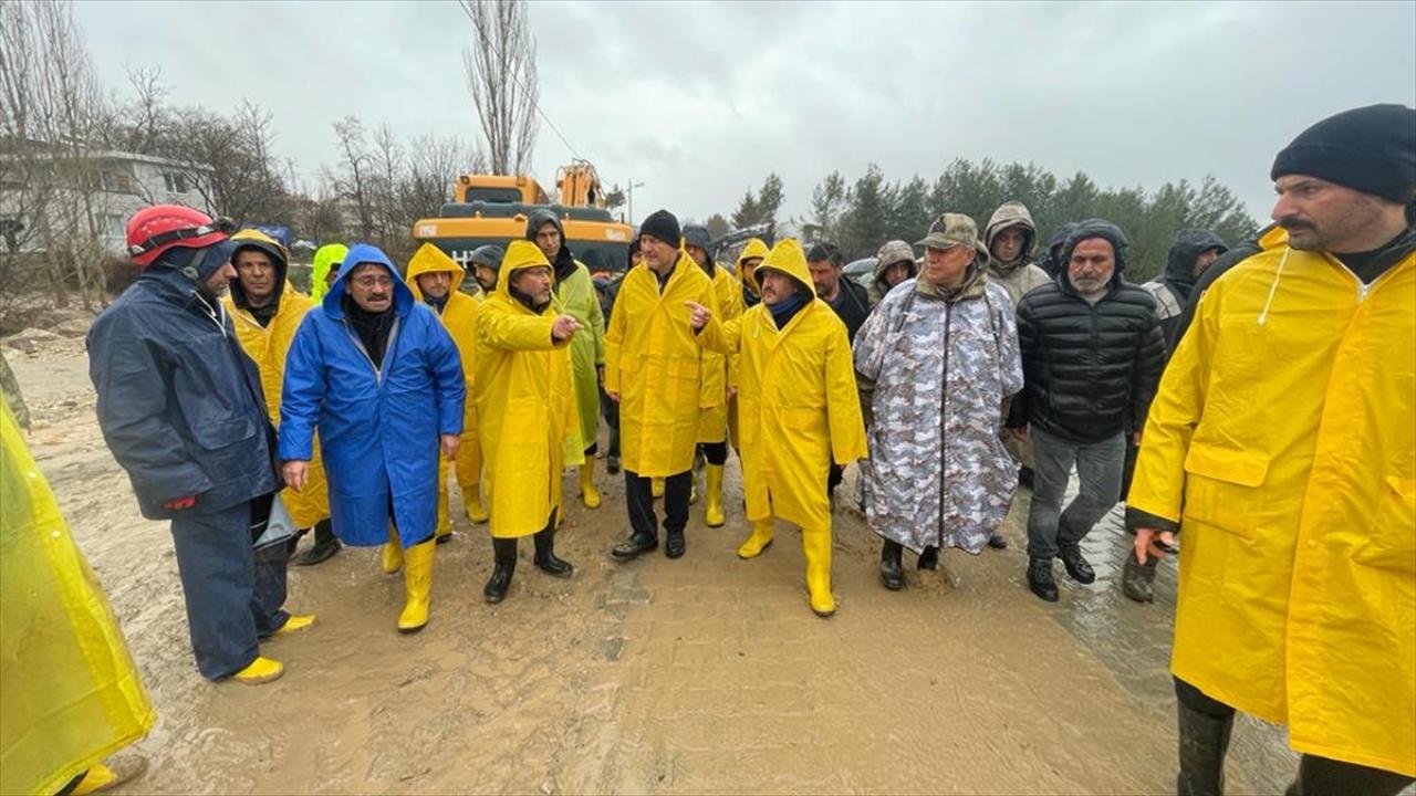 İçişleri Bakanı Soylu, sel yaşanan Adıyaman'ın Tut ilçesinde incelemelerde bulundu