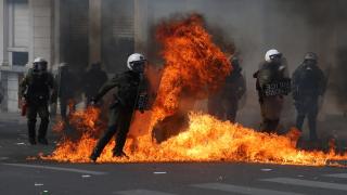 Yunanistan'da tren kazası nedeniyle yapılan eyleme polis müdahale etti