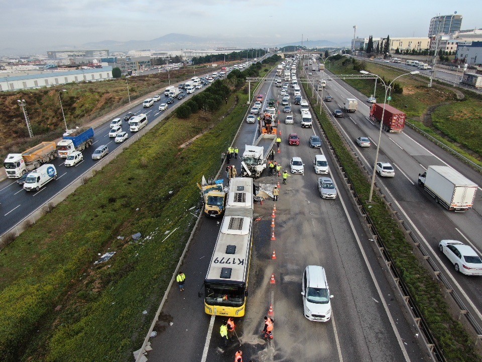 İki şerit kapandı, trafik sıkıştı