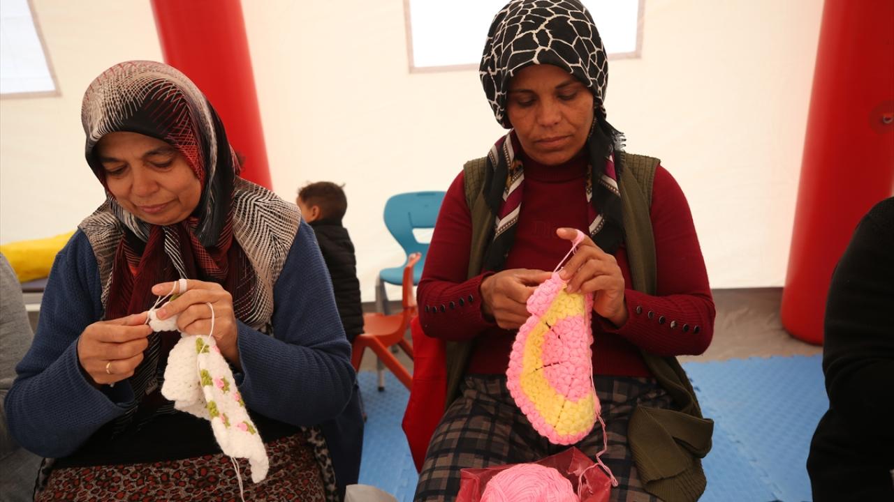 Depremzede kadınlar örgü atölyesinde bulunmaktan memnun