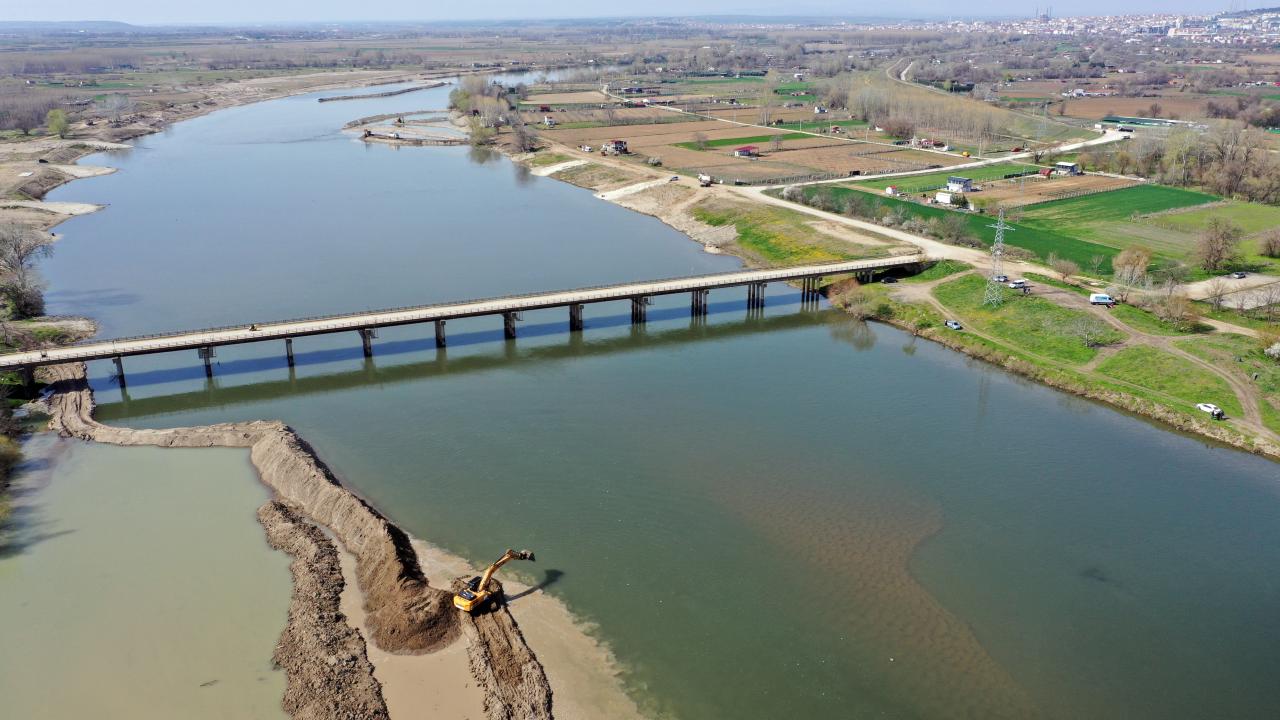 meri-nehri-yata-nda-kum-temizli-i-yap-l-yor-trt-haber-foto-galeri