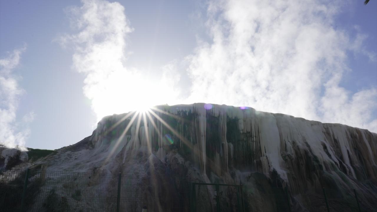 Konik kayalardan oluşan peri bacaları