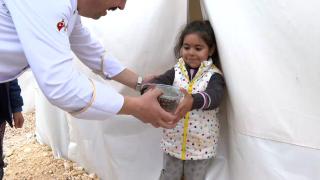 Çadır kentin kurabiyecisi: Gözlerindeki mutluluk her şeye değer...