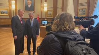 Cumhurbaşkanı Erdoğan yağmurda ıslanan Fin gazeteciye ayakkabı hediye etti