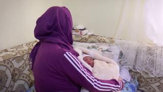 Bebeğini sel esnasında doğurdu