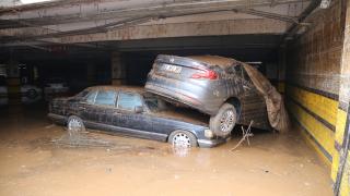 150 aracın mahsur kaldığı otoparka sel böyle girdi
