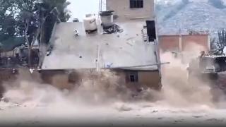 Peru’da taşan nehir evi yerle bir etti