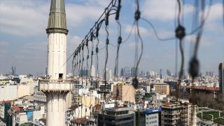 Taksim Camii'ne "Elhamdülillah" yazılı ramazan mahyası asıldı