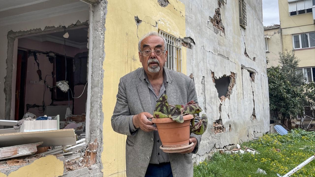 Enkazdan "dostlarım" dediği çiçeklerini kurtardı