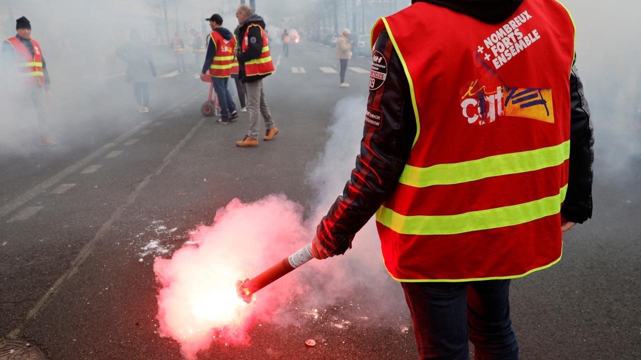 Macron`a destek azalıyor