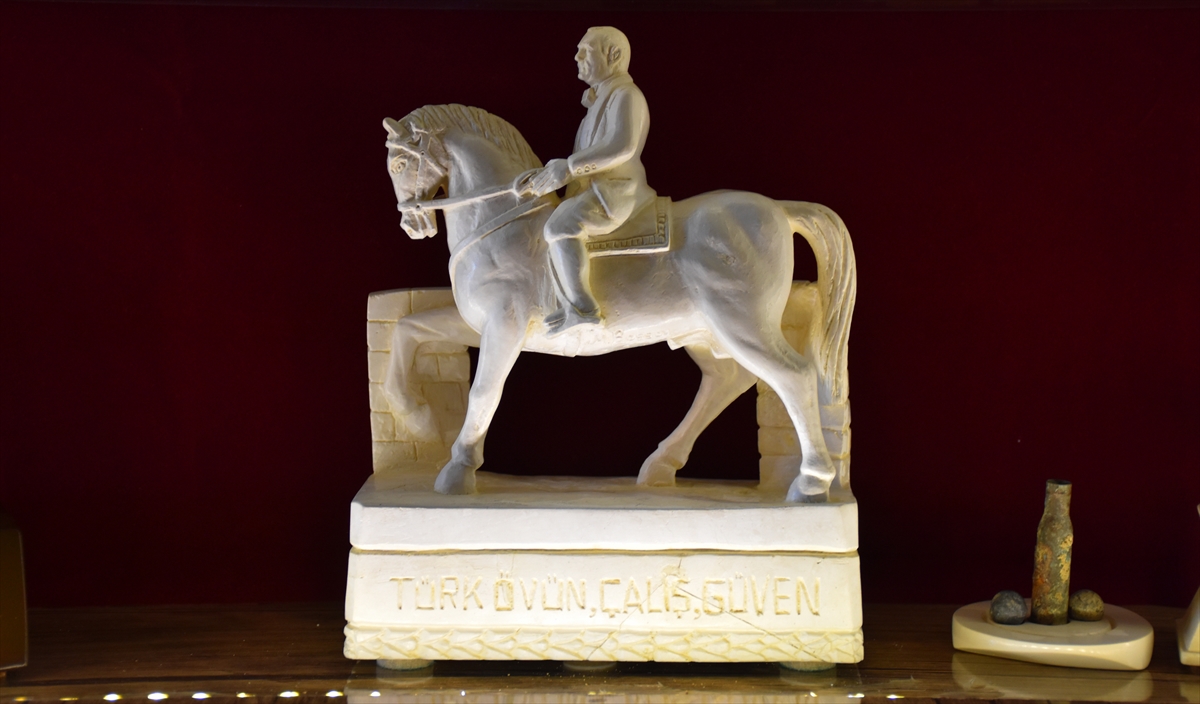 Yaptığı portreleri galerisinde sergiliyor