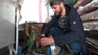 Depremin ardından iş yerinde yaşamaya başladı