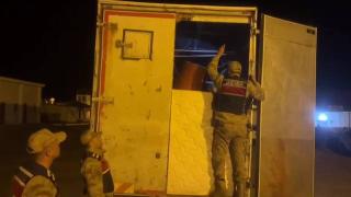 "Eşya taşıyoruz" dedikleri kamyondan 60 düzensiz göçmen çıktı