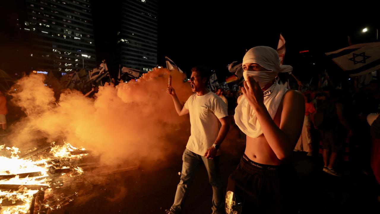 Protestocular Netanyahu`nun Kudüs`teki konutunun dışında toplandı