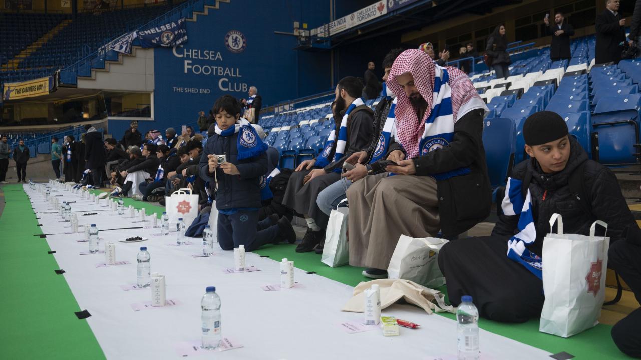Chelsea, stadında iftar vererek ilke imza attı