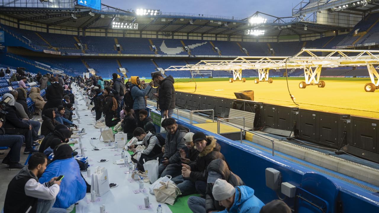 Chelsea, stadında iftar vererek ilke imza attı