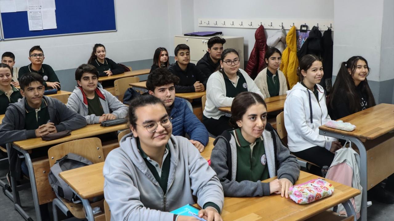 Öğrenciler okullarına kavuşmanın mutluluğunu yaşıyor