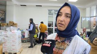 Sosyal markette çalışarak hem geçimini sağlıyor hem de depremzedelere yardım ediyor