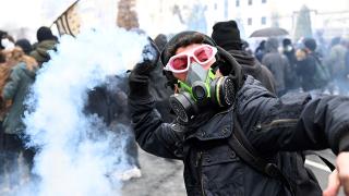 Fransa'da yüz binlerce kişiden grev ve protestolara devam kararı