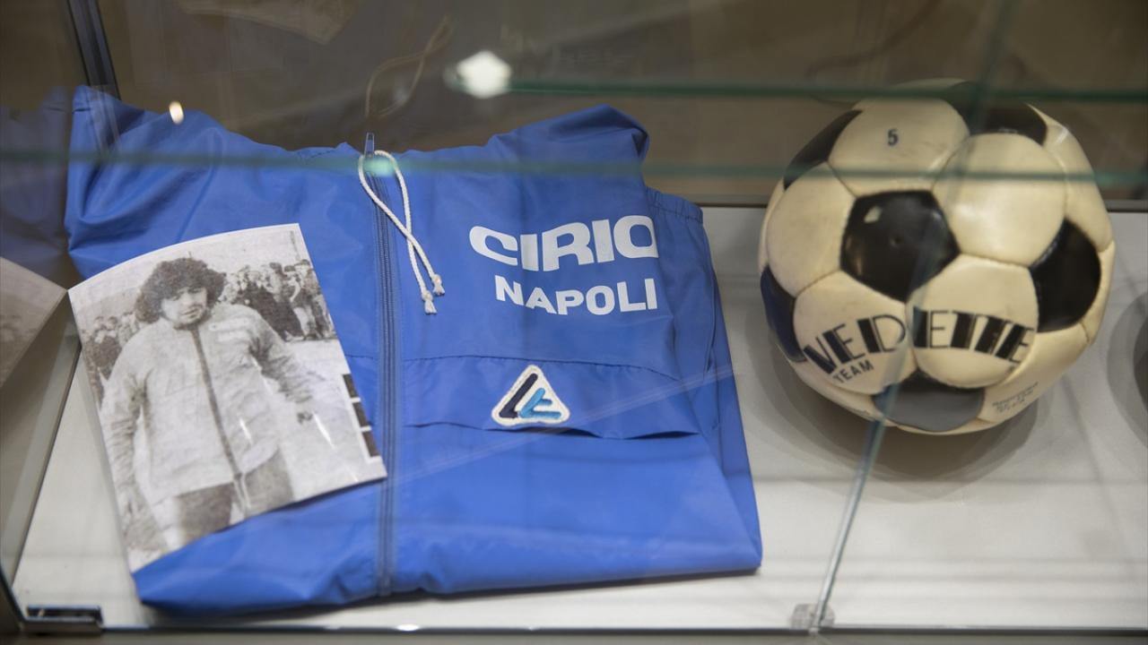 Maradona'nın eşyaları İtalya'da sergileniyor