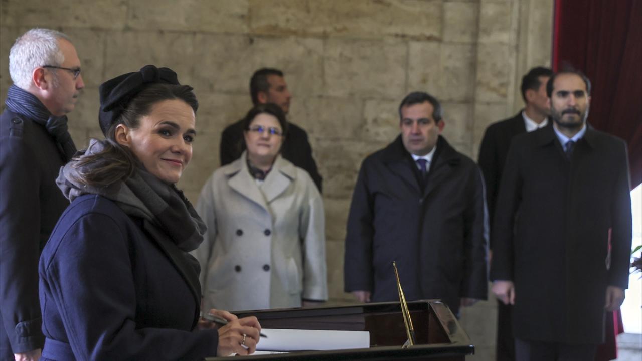 Beraberindeki heyetle fotoğraf çektirmesinin ardından Anıtkabir Özel Defteri`ni imzalayan Novak, deftere şunları yazdı: