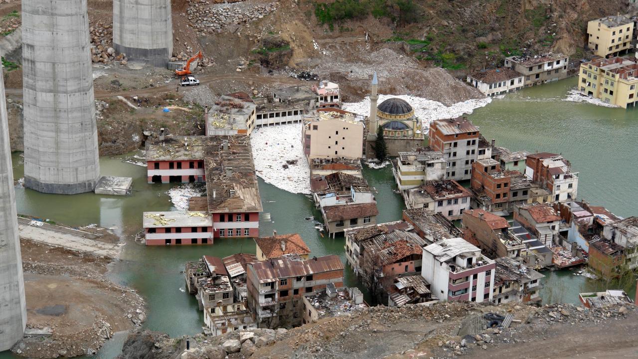 Binaların çoğu suya gömülüyor