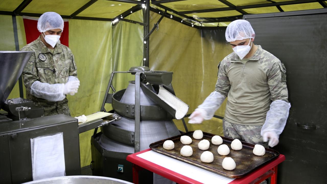 Mehmetçik ramazan pidesi de üretiyor