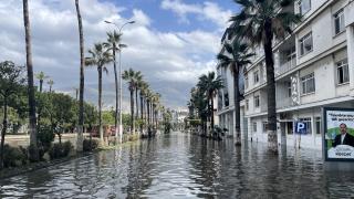 İskenderun'da lodos ve sağanak hayatı olumsuz etkiledi