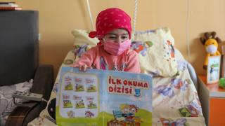 Lösemi tedavisi gören küçük Zehra hastane odasında okuma yazma öğrendi