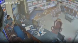 Dükkan sahibi hırsızlara kurşun yağdırdı: 1 ölü