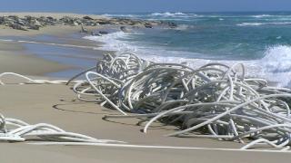 45 yıldır ıssız adada yaşayan kadın plastiklerle mücadele ediyor