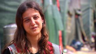 17 yaşındaki Sevim kaldığı çadır kentteki ailelere yardım ediyor