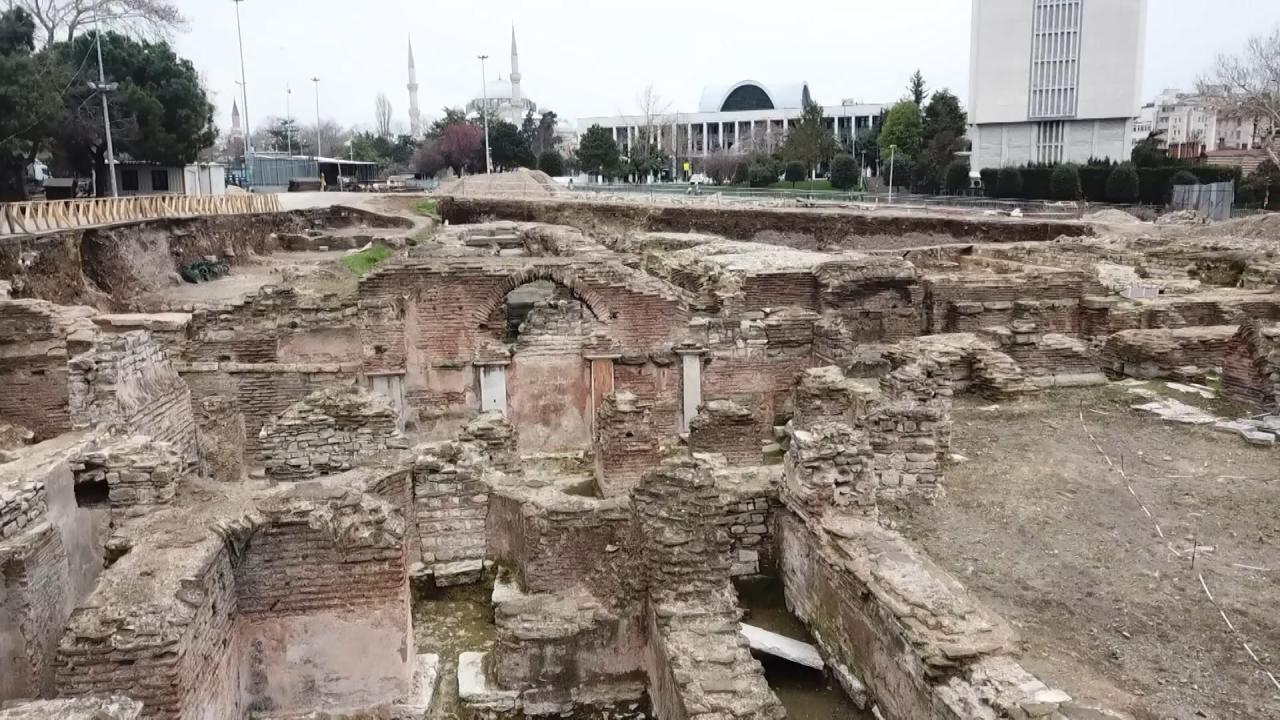 "Millattan sonra ikinci yüzyılda roma dönemi heykeli olduğunu düşünüyoruz"