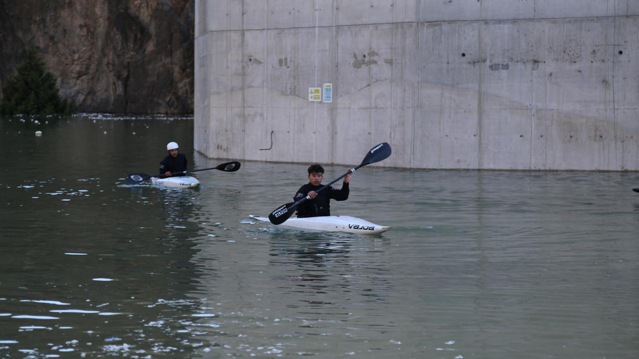 “Koşup oynadığımız caddelerde kürek çekiyoruz”