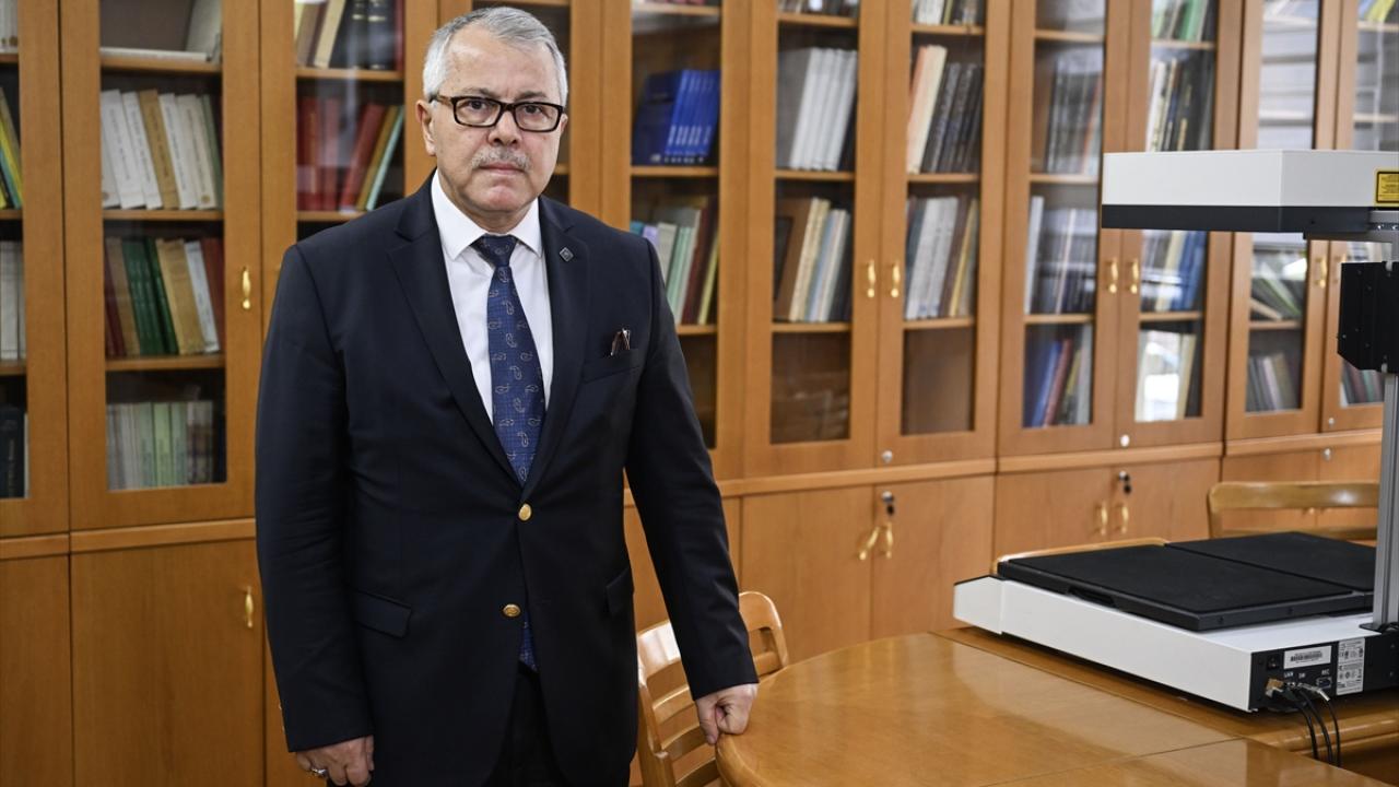 "Tarih yok olduğu zaman millet de yok olur"