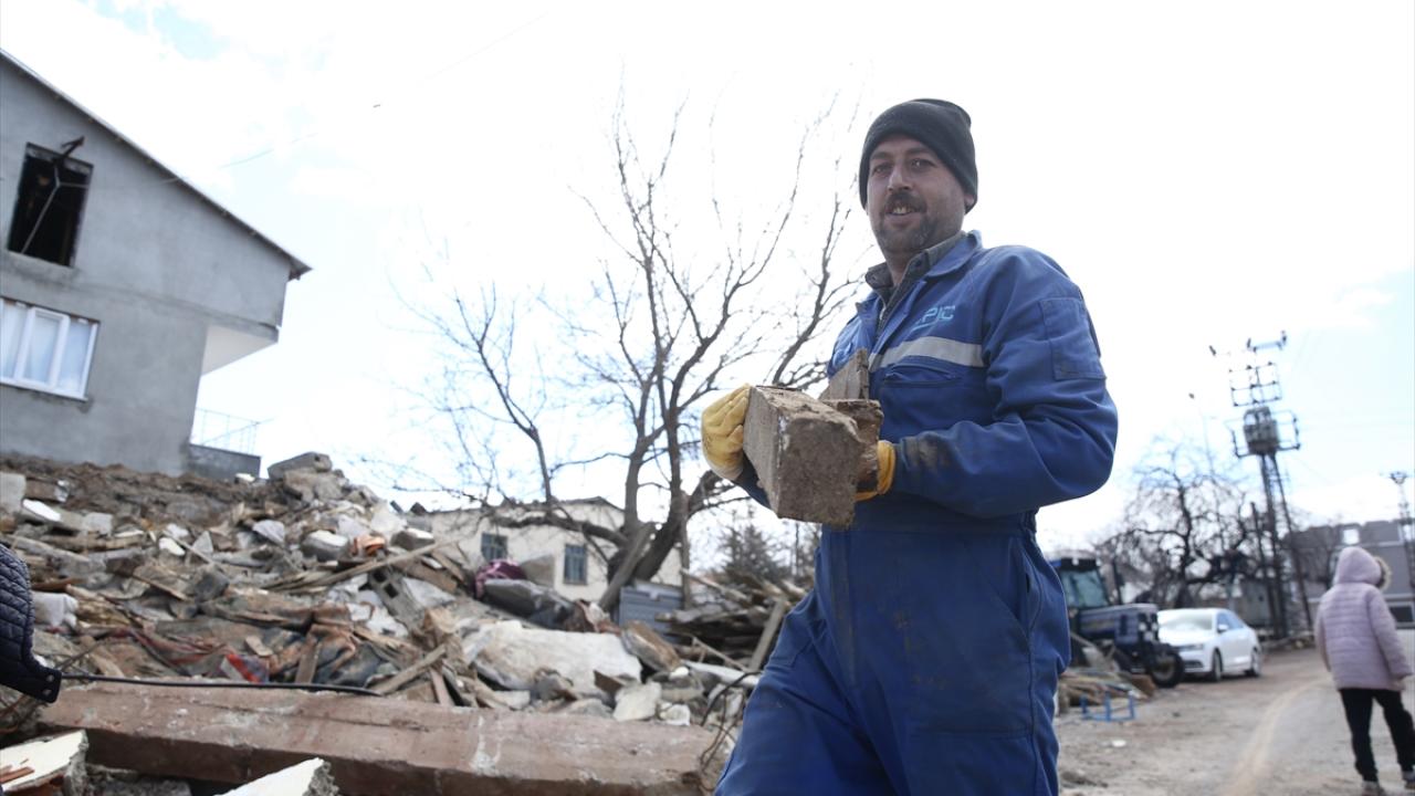 Depremde yaşadıklarını anlattı
