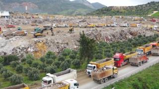 Hatay'da moloz taşıyan kamyonlar havadan görüntülendi