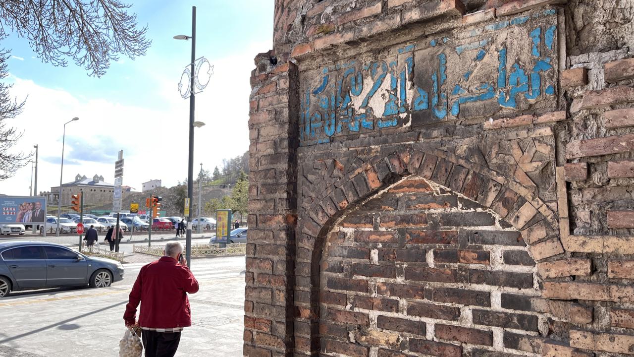 "Minare üzerinde çok orijinal metinler var"