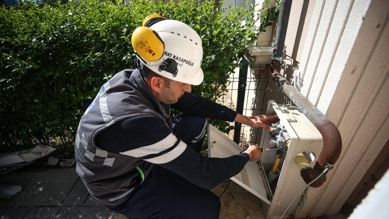 Doğal gaz akışı kesilen binalarda yıkımlar güvenli ortamda sürüyor